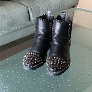 Spike detailed leather shoe boots